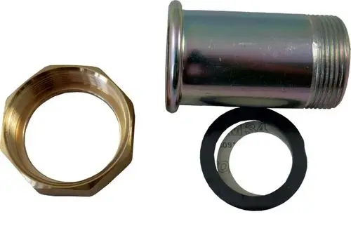 Drei Teile einer Verrohrrungsgruppe für Heizungsanlagen: ein zylindrisches Rohr, eine hexagonale Mutter und eine Dichtung. Geeignet für Anwendungen mit Wolf Heizsystemen.